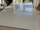 Spisebord med hvid komposit bordplade
