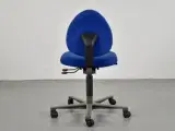 Häg kontorstol i blå, med grå understel - 3