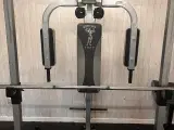 Multistation, løbebånd og boksæk