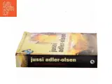 Og hun takkede guderne af Jussi Adler-Olsen (Bog) - 2