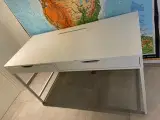 Skrivebord 132x58x76 cm