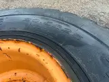 Gummiged dæk 20,5r25 med fælge  - 2