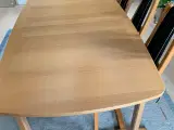 Spisebord og seks stole