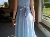 Babyblå kjole med lidt blonder. - 4