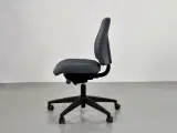 Interstuhl kontorstol med grå polster og sort stel - 4