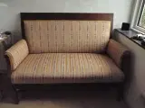 Velholdt sofa i mørkt træ og lyst betræk