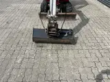 Takeuchi TB 016 Halv automatisk fæste med kipbar planerskovl - 4