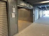 Rummeligt tørt lager i gadeplan med port - bil kan køres helt til lager - 3