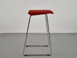Savir gate barstol med rødt polster på sædet og på krom stel - 2