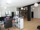 Lyse.velindrettede lokaler i smuk ejendom. - 3