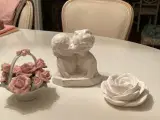 Gipsfigur, gipsrose samt blomster i porcelæn