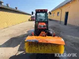 Traktor Kubota STV36 med kost og spreder - 2
