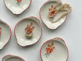 Lille porcelænsasiet m tryk og koralrød kant, pr stk - 4