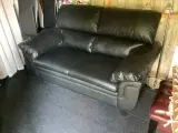 To personers sofa i kunstlæder