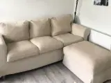Sofa i beige med puf 