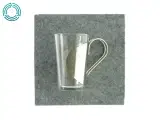 Glas med metal håndtag