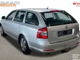 Skoda Octavia Combi 1,6 Commonrail DPF Elegance 105HK Stc - 4