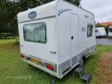 2011 - Caravelair Antares 340   LILLE ATTRAKTIV CAMPINGVOGN MED LILLE EGENVÆGT - 2