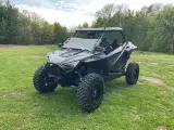 Polarias rzr pro  på traktorplader  - 2