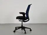 Steelcase think kontorstol med sort sæde og ryg i blå mesh - 4