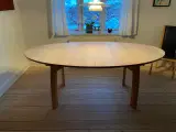 Skovby spisebord elipseformet