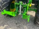 John Deere 7710 8.1L motor, store hjul og frontlift. En ejeres velholdt gård traktor. - 4