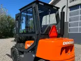 Doosan D30 G med kabine og KUN 57 TIMER FRA NY, MED TIME GARENTI - 3
