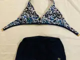 Mørk bikini fra Lykke R, str. 16/170.
