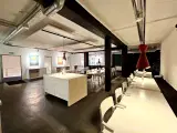 Flot højloftet kontor med egen tagterasse - 3