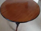 Rundt gammelt bord