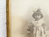 Sort/hvid foto af lille pige i guldramme, dat. 1928 - 3