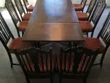 Komplet spisestue (bord, skænk, 12 stole) sælges