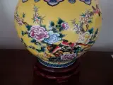 Kinesisk vase med fod sælges