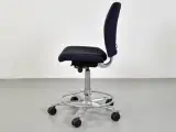 Häg kontorstol med blåt polster og fodstøtte - 2