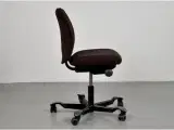 Häg h05 5200 kontorstol med rødbrun polster og sort stel. - 2