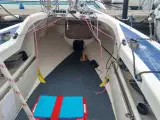 Sejlklar Yngling sejlbåd med nysynet bådtrailer - 5