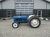 Ford Dexta fin lille handy traktor, starter og køre.