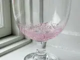 Klar glasopsats med lyserøde prikker i bunden, NB - 3