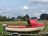 Kabinebåd med påhængsmotor fiskebåd
