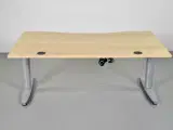 Kinnarps hæve-/sænkebord med mavebue, 160 cm. - 3