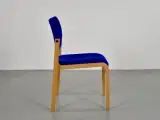 Farstrup konference-/mødestol i bøg, med blå polstret sæde og ryg - 2