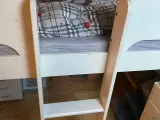 Halvhøj seng fra Ilva med madras