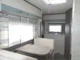 2023 - Dethleffs C'joy 420 QSH   Fin let lille rejsevogn med god plads fra Hinshøj Caravan A/S - 3