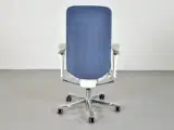 Kinnarps capella white edition kontorstol med blåt polster og armlæn - 3