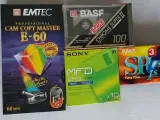 ubrugt kassetabånd og vhs bånd