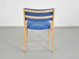 Farstrup konference-/mødestol i bøg med blåt alcantara polster - 3