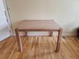Massivt egetræsbord i fin stand