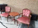 2 stole med rundt bord + Metal skilte sælges