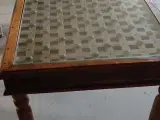 Gammel spisebord med glas plade