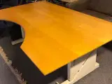 Stort bord med hæve/sænke funktion